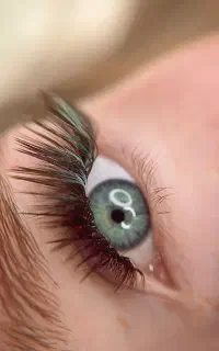 آموزش اکستنشن مژه(۱۹۰۰)در ارایشگاه کلاچای