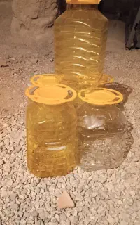 تعدادی دبه جا ترشی تمیز