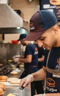 نیروی آقای جوان شیفت صبح کره کباب زعفرونی