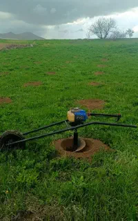 کار با چاله کن برای نهال و تیرچە