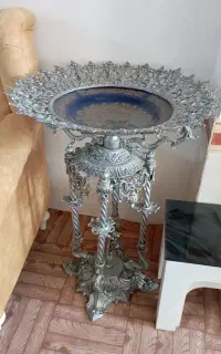 میوه خوری کنار سالنی