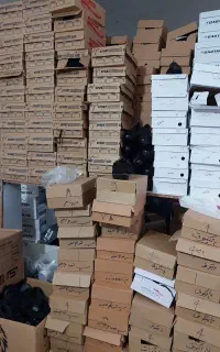 همکار در کفش فروشی