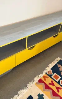 میز تلویزیون شیک و بسیار مقاوم کاملاً سالم و تمیز