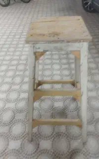 چهار پایه چوبی