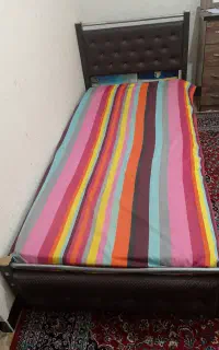 تخت تک نفره با کفی یک تکه چوبی