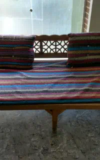 تخت دونفره  چوبی بادوشک و دوتا پشتی دوتا بالشت