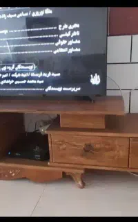 میز تلویزیون و ساعت