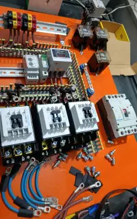 تعمیر مونتاژ تابلو برق صنعتی برقکار PLC درایو خازن