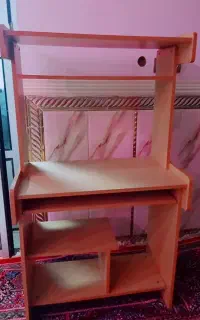 میز تحریر و کامپیوتر