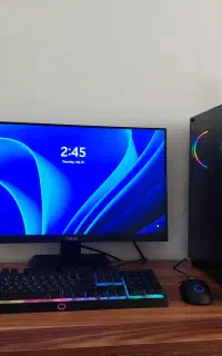 سیستم به همراه مانیتور و ماوس و کیبورد