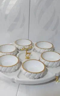 آجیل خوری لب طلایی