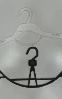 فروش چوب لباسی تکی و عمده سفید۱۵تومان مشکی ۱۰تومان