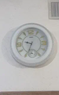 ساعت دیواری در حد نو