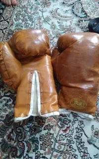 دستکش بوکس چرم قدیمی