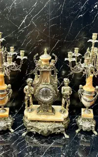 ساعت و شمعدان برنزی