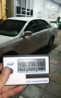 نصب شیشه دودی تخصصی از ۲ت داخل مغازه همافر