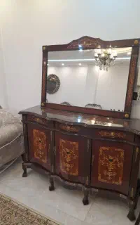 ایینه و کنسول با طرح منبت کاری شده