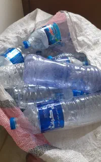 تعدادی بطری آب معدنی