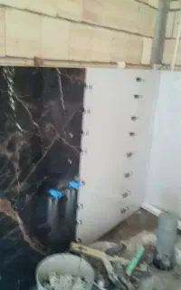 انجام کار کاشی وسرامیک کف و بدنه به صورت دوغ آبی
