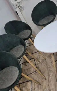 صندلی و میز در حد نو بدون پارگی و زدگی