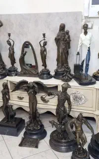 مجسمه برنزی شکارچی شمشیردار