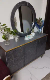 ایینه کنسول میزتی وی رنگ‌طوسی درحدنو مناسب جهیزیه