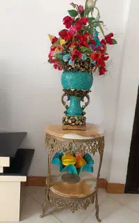 میز برنز همراه گل و گلدون