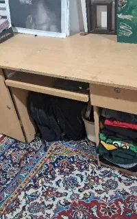 ۱ عدد میز  به صرفه هم برای مطالعه هم ناخن کاری