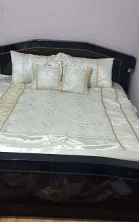 تخت و آینه آرایشی