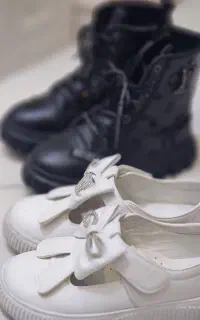 دو جفت کفش سفید و مشکی کاملا تمیز در حد نو