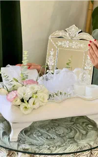چیدمان آیتم های مراسم با طبق مخمل