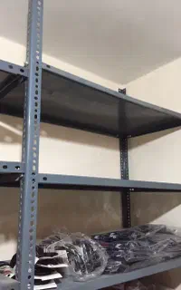 قفسه فلزی طوسی رنگ در حد نو