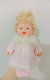 عروسک چشم آبی