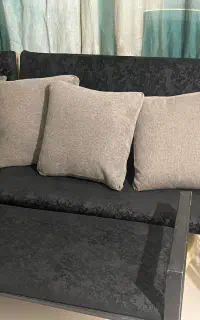 نیمکت دو نفره و ۳ عدد میز اهنی