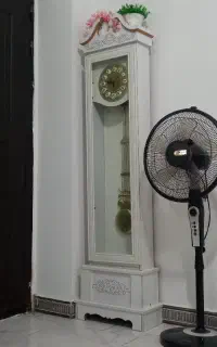 ساعت ایستاده سالم و تمیز بدون خط و خش