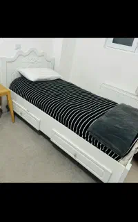 دو عدد تخت و یک  کمد بزرگ و میز تحریر و میز آرایش