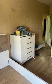 تخت و پاف و دراور و اینه و صندلی