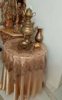 سماور برنجی به همراه میز‌خاطره