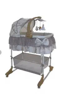 تخت کنار مادر و گهواره