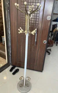 جا لباسی ایستاده