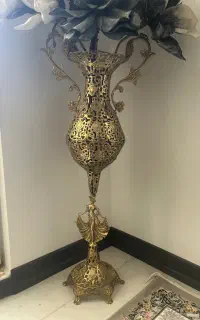 گلدان برنز کنار سالنی پایه بلند با گل فومی باکیفیت