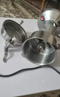 دو دستگاه خرد کن و دو عدد چراغ دیواری و پیچ گوشتی