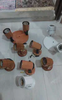تعدادی چراغ سقفی متحرک