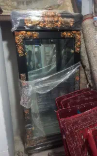 بوفه و ساعت ایستاده و پله چوبی