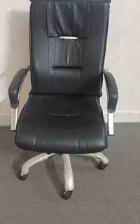 صندلی اداری و کامپیوتر