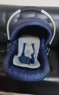 کریر و آغوشی نوزاد