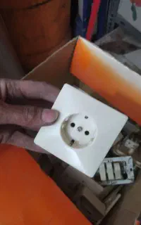 پریز برق و چراغ سقفی استوک تعداد