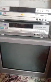 تلویزیون سونی و  دو عدد ویدئو cd