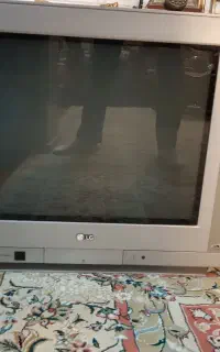 دو عدد تلویزیون و دو عدد آنتن