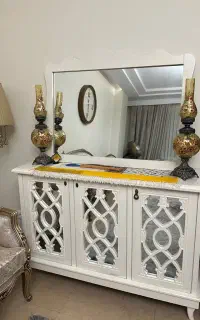 میز کنسول سفید همراه با آینه